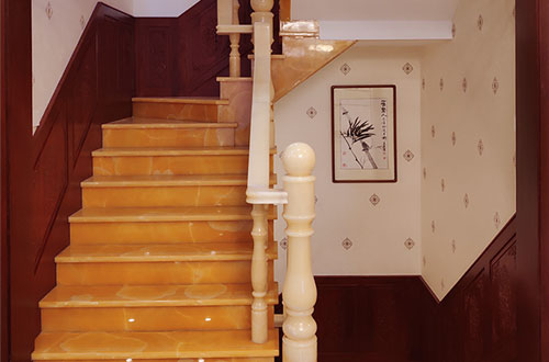 高台中式别墅室内汉白玉石楼梯的定制安装装饰效果